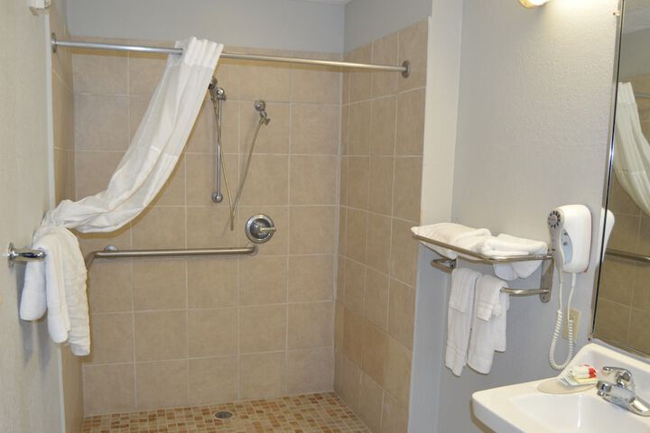 Days Inn & Suites by Wyndham Winnie