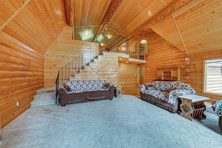 Roomy Log Cabin w / Hot Tub Walk to Kenai River!