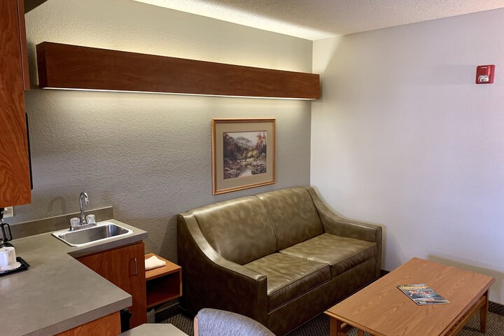 Monument Inn & Suites
