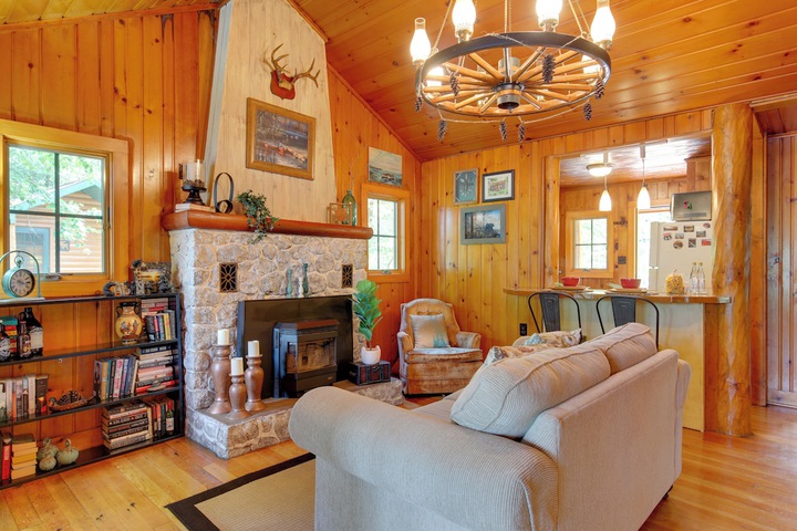 Lakefront Cabin w / Private Dock & Fire Pit!