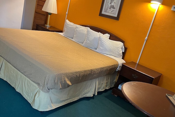 Room 11 of 16