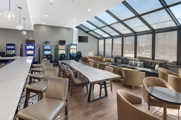 Lounge 51 of 55