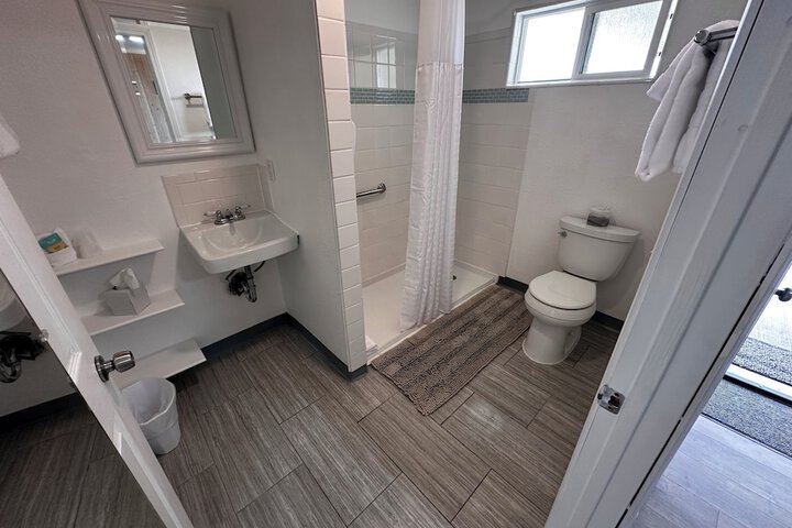 Tillicum Beach Motel (Deanes Oceanfront Lodge)