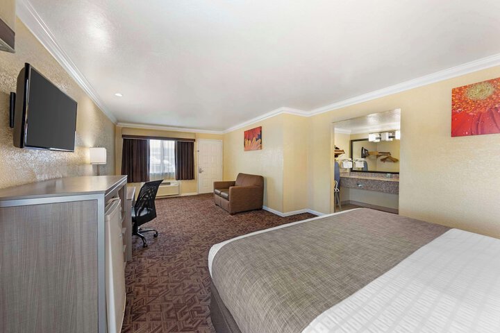 Room 14 of 39