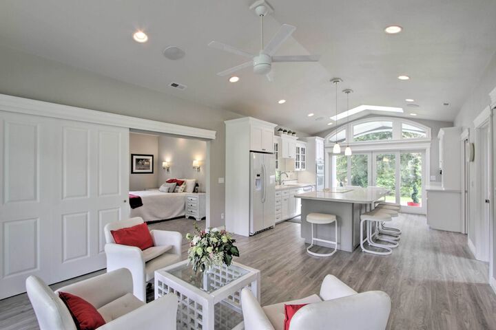 Contemporary Tacoma Cottage w / Deck & Pond!