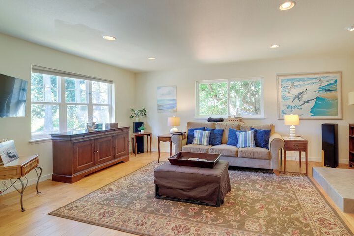 Charming Indianola Home: Walk to Town!