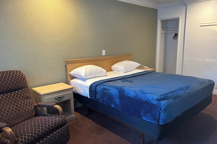 Room 17 of 28