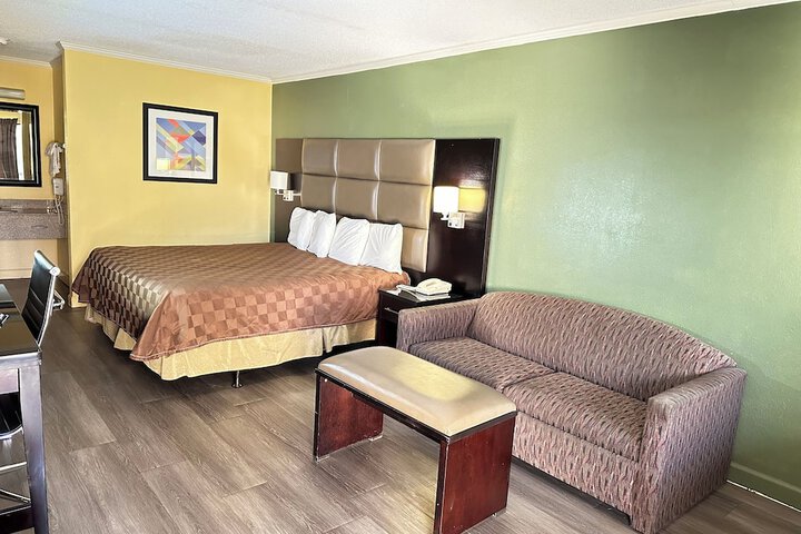 Rodeway Inn & Suites Plymouth Hwy 64