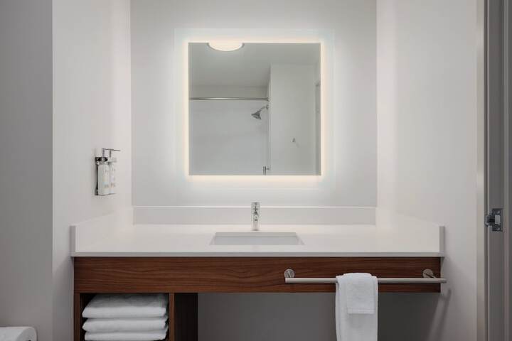 Holiday Inn Express & Suites Victoria - Colwood