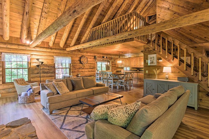 Secluded Cabin w / Spacious Kitchen & Dining Area!