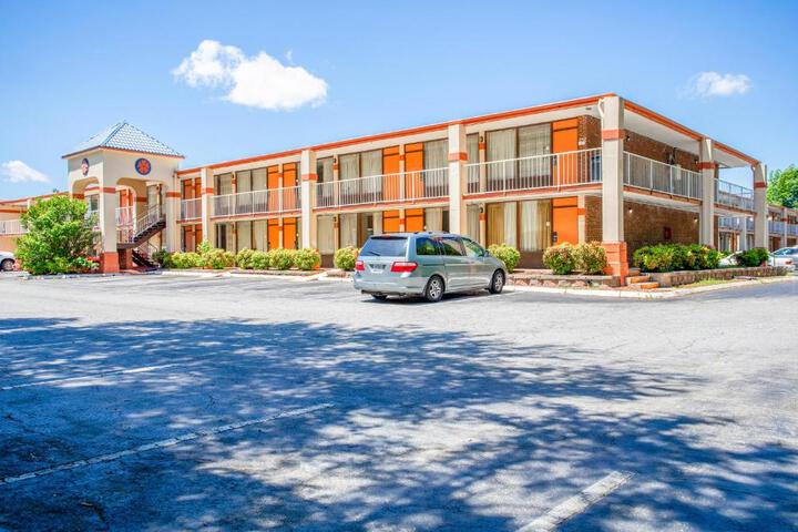 OYO hotel Greensboro east I 40