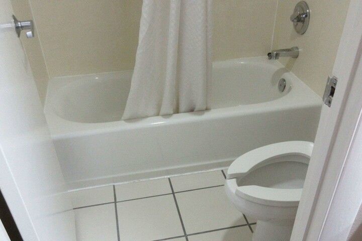 Room 6 of 9