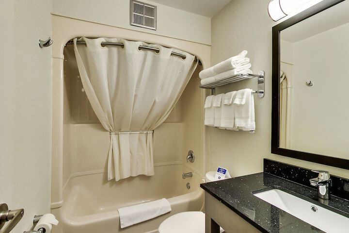 Room 6 of 32