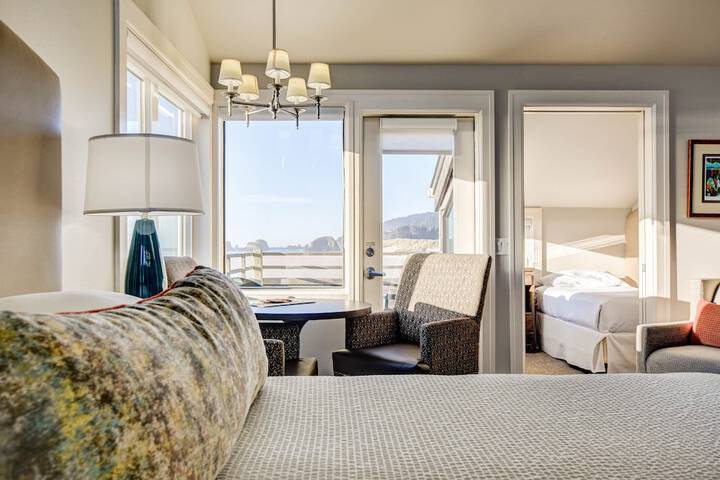 The Waves / The Argonauta Inn/The White Heron Lodge