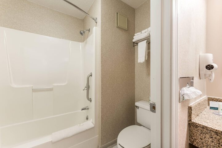 Quality Inn & Suites Portage Central