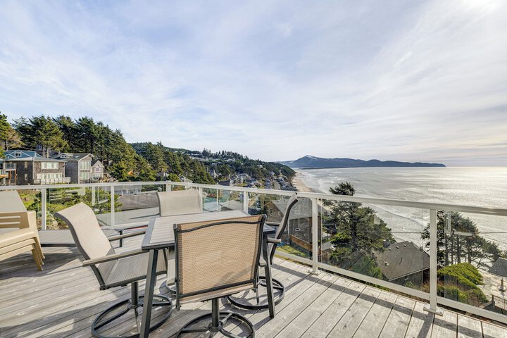 Oceanside Escape w / Stunning Views: Walk to Beach!