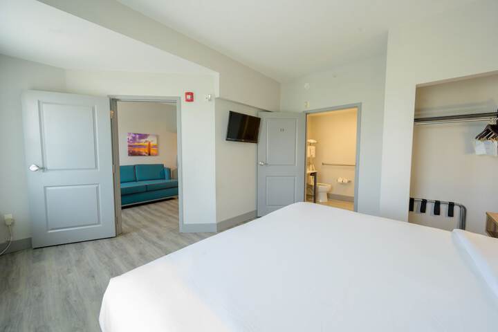 Room 32 of 76