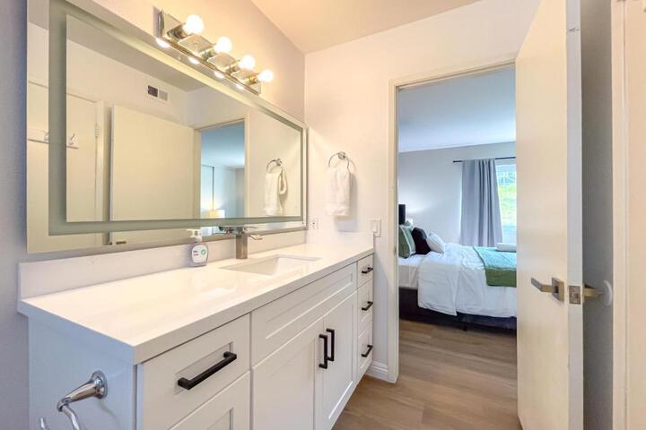 Sweet 2 bd for monthly stay! 20 mi to Disney