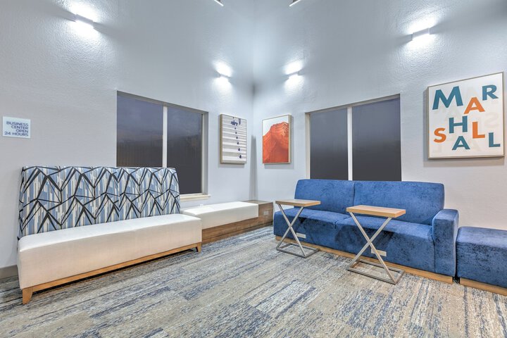 Holiday Inn Express & Suites Marshall by IHG