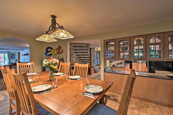 Spacious Lakehouse w / Deck Kayaks, & Dock!