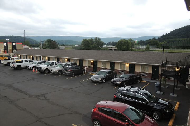 Super 8 by Wyndham Mifflinville Near Bloomsburg