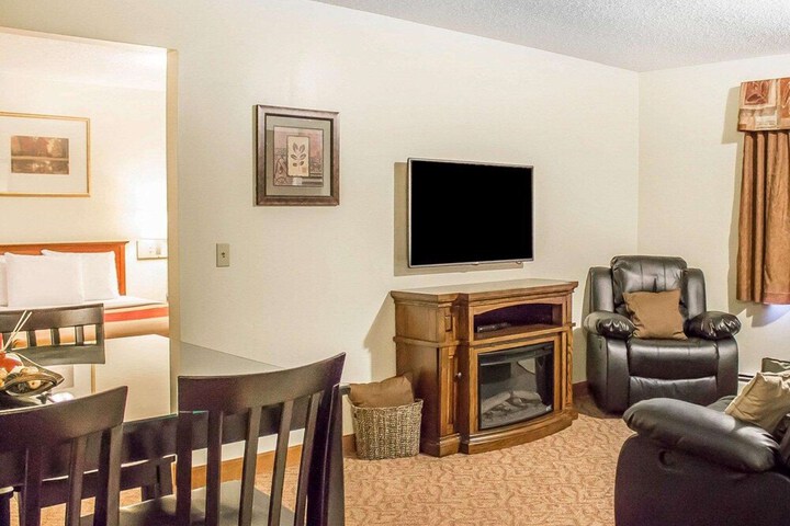 Econo Lodge Menomonie on the Bay