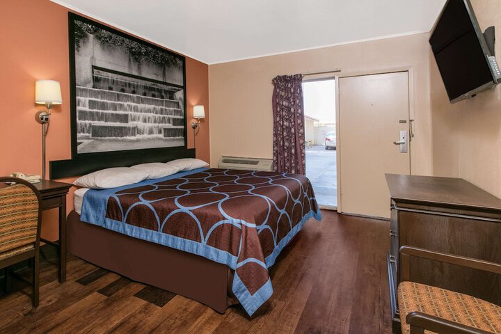 Room 10 of 16