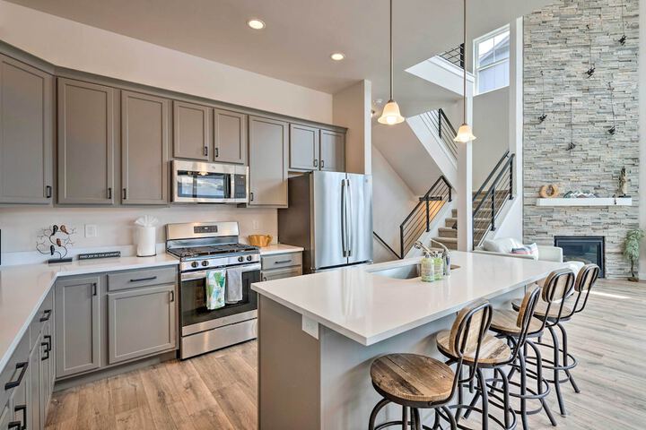 Inviting Hideout Townhome w / Balcony & Lake Views!