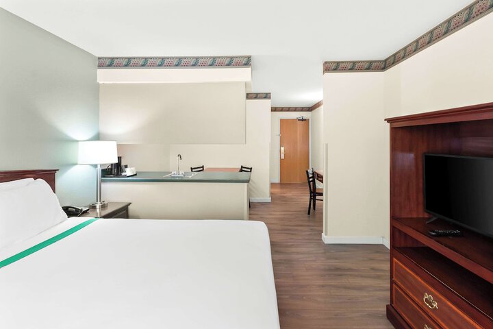 Room 13 of 36