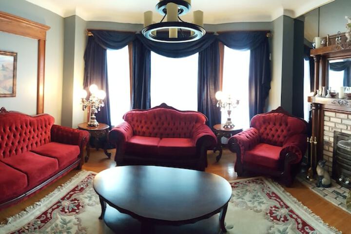 Lounge 20 of 22