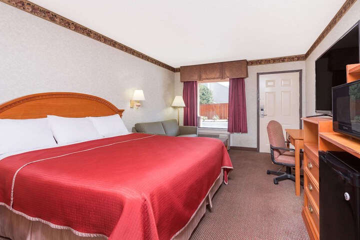 Room 8 of 16