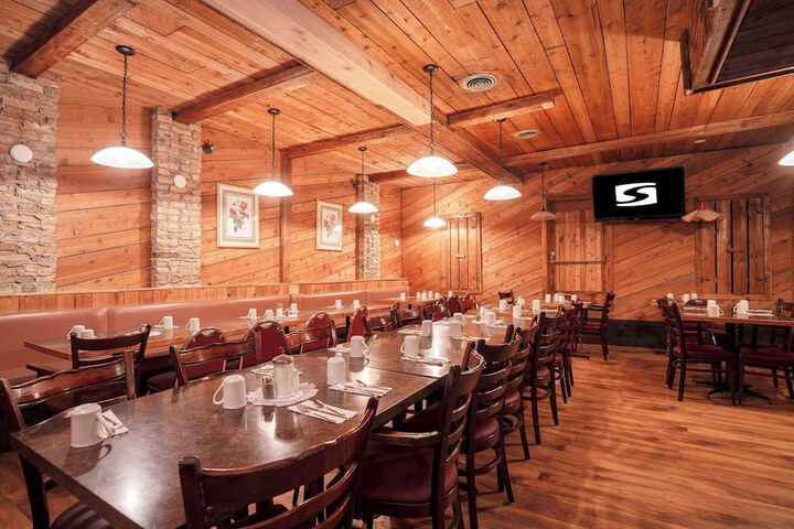 Dining 24 of 25