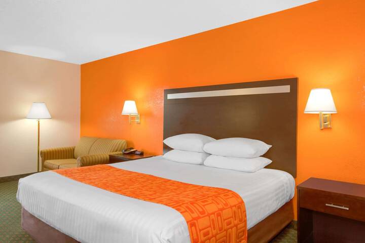 Room 5 of 16