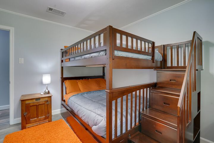 Lakefront Retreat in Jefferson w / Screened Porch!