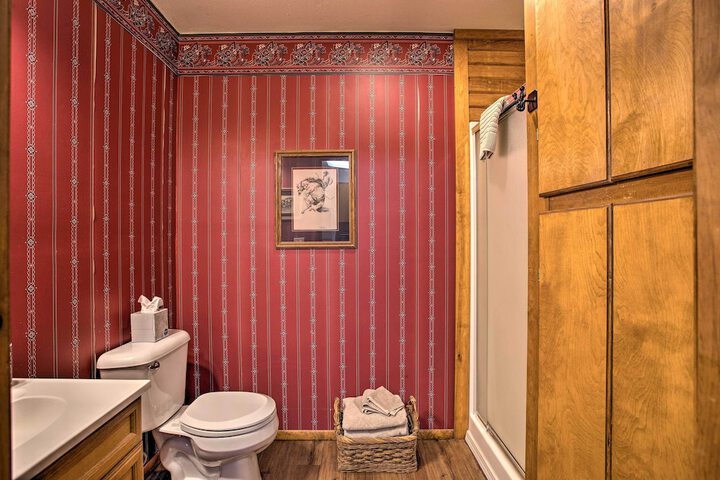 Bright Davis Escape w / Screened-in Porch!