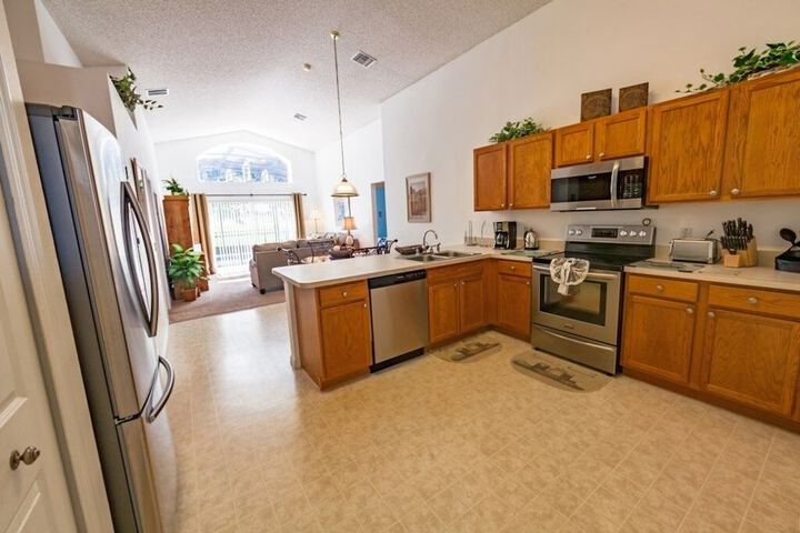Gated Country Club Private Pool ! 4 Bedroom Home by RedAwning