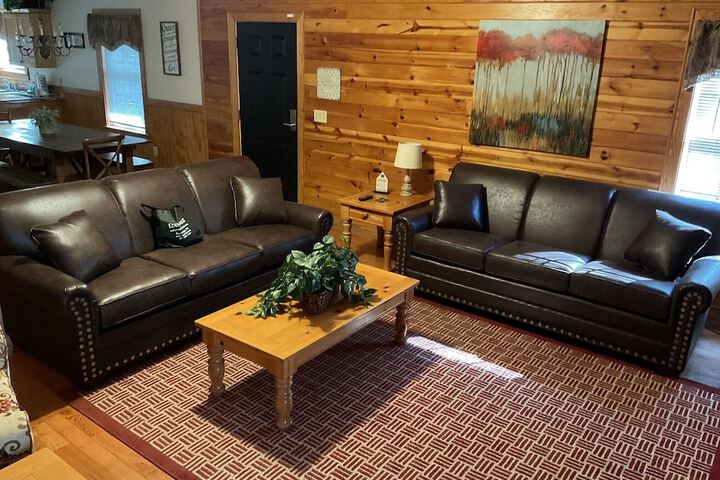 Lounge 25 of 27