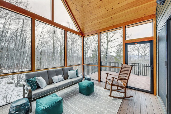 Mountain-view Home in Stoneham w / Hot Yoga Studio!