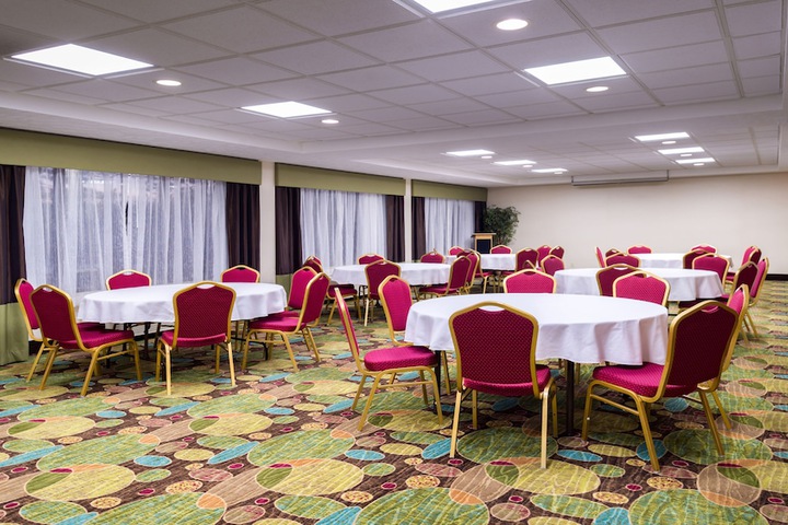 Holiday Inn Hotel & Suites Warren by IHG