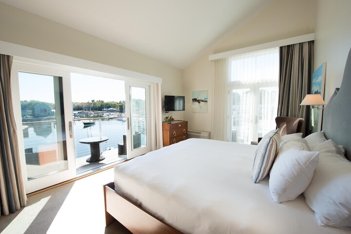 The Boathouse Waterfront Hotel & Marina
