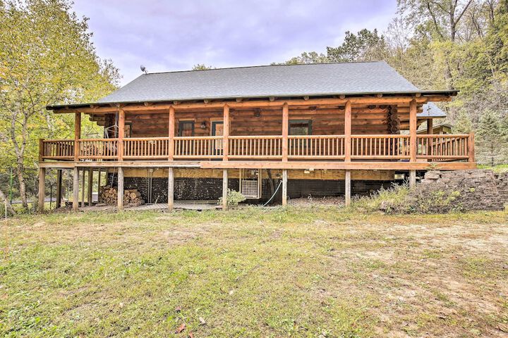 Splendid Family Cabin w / Hot Tub & Grill!