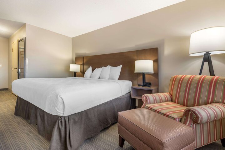 Country Inn & Suites by Radisson Watertown, SD
