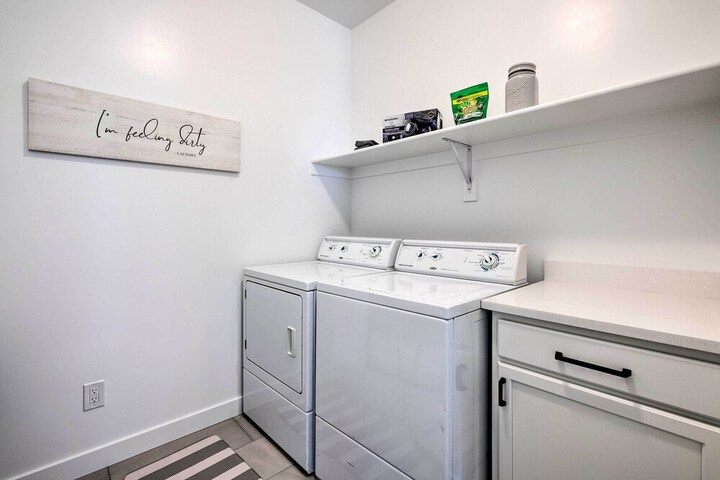 Inviting Hideout Townhome w / Balcony & Lake Views!