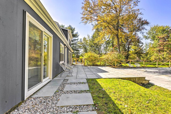 Modern Escape w / Fire Pit Near Lake Waramaug