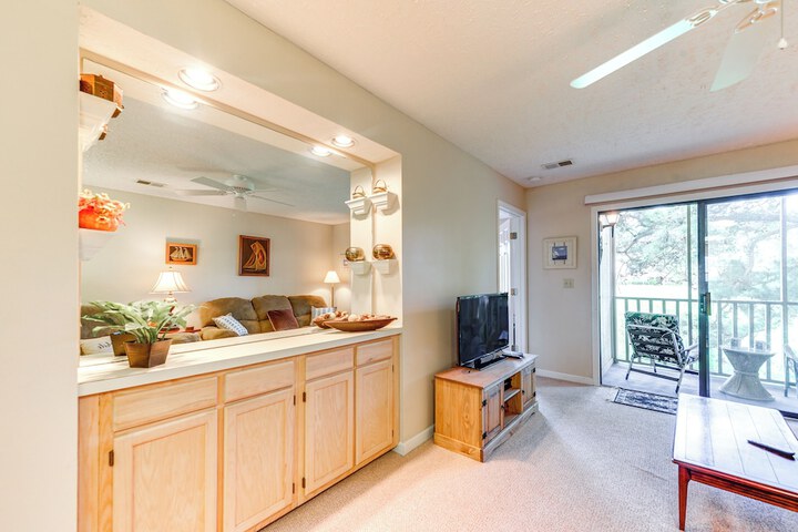 Little River Condo w / Pool Access: 5 Mi to Beach