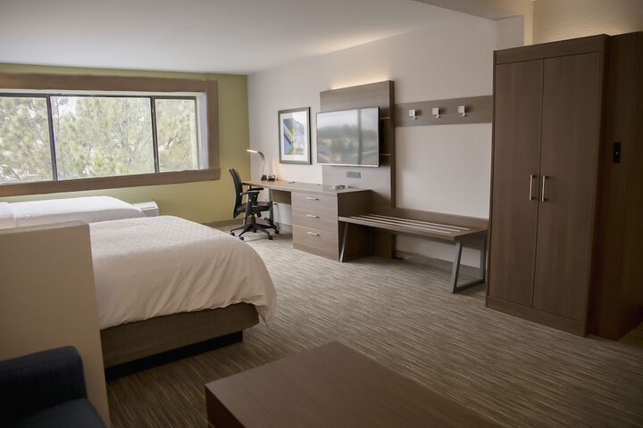 Room 40 of 77