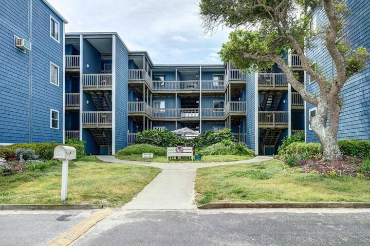 Oceanfront Topsail Beach Retreat - Steps to Shore!