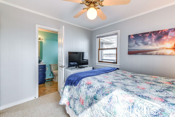 Riverfront Colonial Beach Home w / Private Beach!