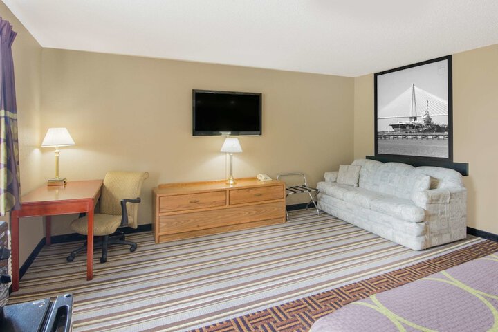 Room 9 of 15