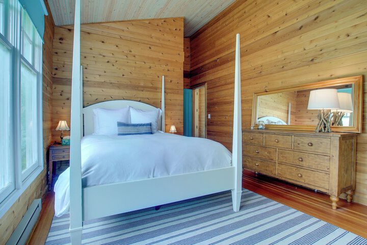 Serene Washington Island Getaway w / Private Beach!